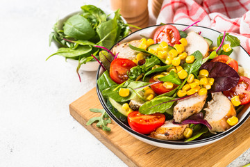 Salad with Chicken and vevetables.