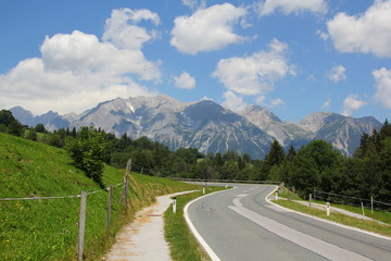 Fototapeta premium Romantische Straße in den Alpen / Schladming