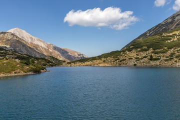 Obraz premium Fish Banderitsa lake and Vihren Peak, Pirin Mountain, Bulgaria