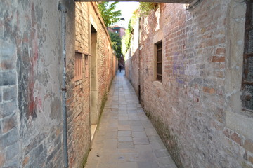 Fototapeta na wymiar narrow street in old town of venice