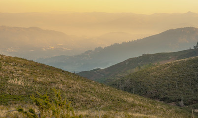 Fototapeta na wymiar Bonita paisagem das montanhas ao pôr do sol