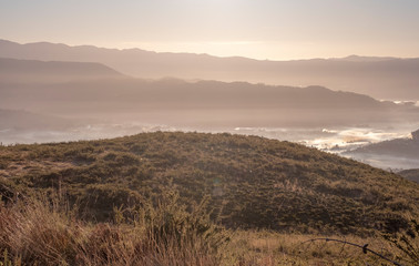 Bonita paisagem das montanhas ao p&ocirc;r do sol