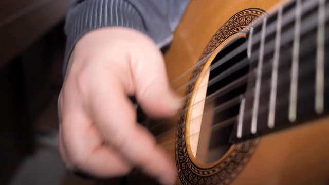 Die rechte Hand eines klassischen Gitarristen
