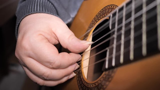 Die rechte Hand eines klassischen Gitarristen