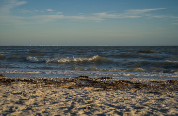 Wilde Wellen am Strand auf Sanibel Island mit Fokus auf Strand