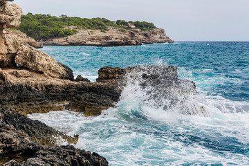 Fototapeta premium Rocky beach under a gloomy dramatic sky