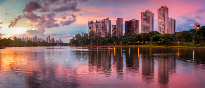 Beautiful sunset illuminating Igap&oacute; Lake in the city of Londrina, Paran&aacute; State, Brazil.