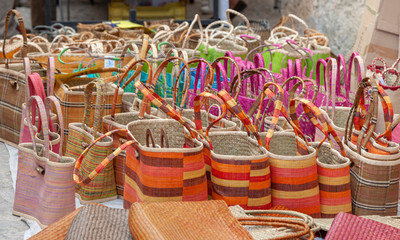 Bunte Korbtaschen auf dem Markt, Mallorca