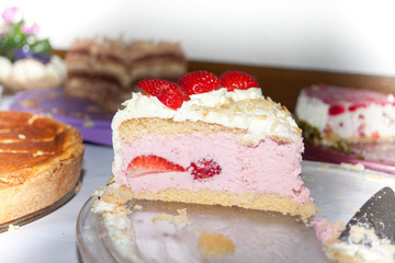 Erbeertorte aufgeschnitten. stück kuchen mit früchten zum dessert