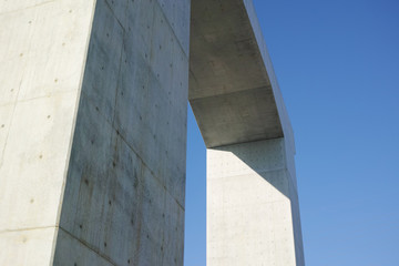 支柱が建つインターチェンジの建設工事現場の風景