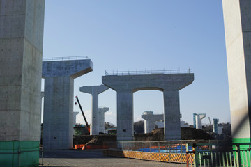 支柱が建つインターチェンジの建設工事現場の風景