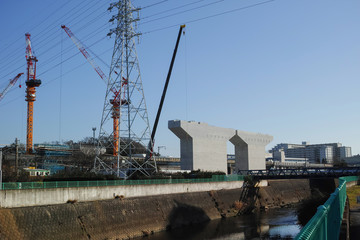 支柱が建つインターチェンジの建設工事現場の風景