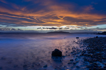 Naklejka premium waves at sunset