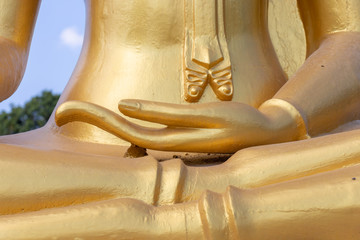 Statue of Buddha's hand on its legs.