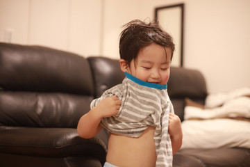 服を着る男の子