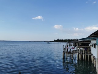 Naklejka premium scenic view of sea against sky