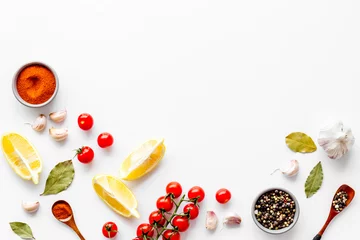 Photo sur Plexiglas Manger Cadre de cuisine avec épices et nourriture - poivre, ail, tomates cerises - sur fond blanc, espace de copie de cadre de haut en bas