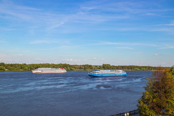 Obraz premium ship on the Volga river near the Spit of Yaroslavl
