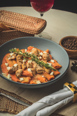 pasta penne servido elegante acompañado de vino y pan 
