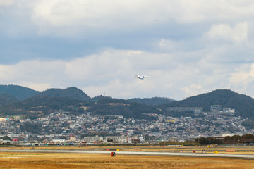 滑走路から離陸した飛行機