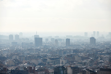 Fototapeta premium Vista de Barcelona en medio de la contaminación