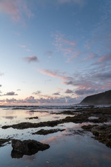 Fototapeta premium pink clouds and sunset at a beach in Tasmania