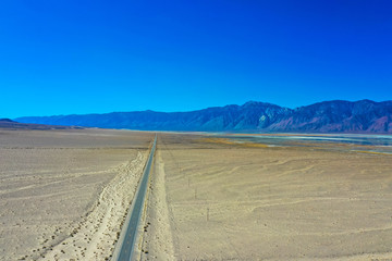Fototapeta na wymiar Panoramische Drohnensicht einer Wüstenstraße in Death Valley