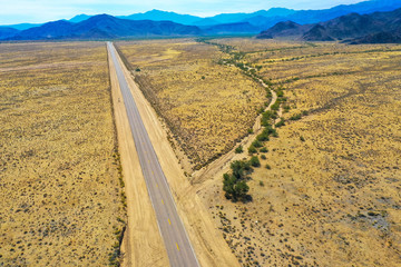 Fototapeta na wymiar Luftbild: Death Valley, endlos lange Straße durch die Wüste