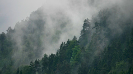 Wolken in den Bergen