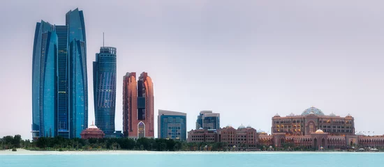 Zelfklevend Fotobehang Uitzicht op de skyline van Abu Dhabi op een zonnige dag, Verenigde Arabische Emiraten © boule1301