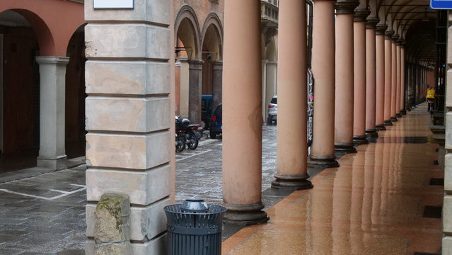 Arkadengang in Bologna im Regen