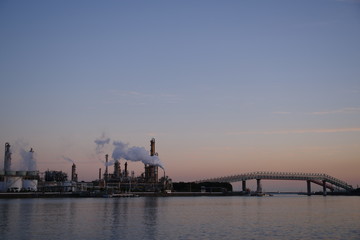 Naklejka premium 夕暮れ時の工業地帯