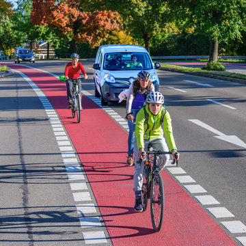 Konfliktsituation zwischen Radfahrern und abbiegendem Verkehr