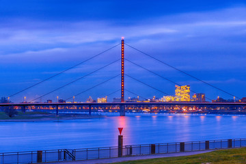 Brücke über den Rhein nach Oberkassel in Düsseldorf bei Nacht