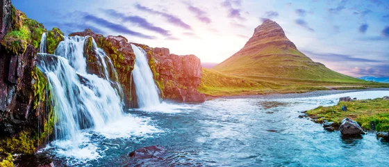 Foto auf Glas Wunderschöne magische Landschaft mit einem Wasserfall Kirkjufell in der Nähe des Vulkans in Island bei Sonnenuntergang. Exotische Länder. Tolle Plätze. Beliebte Touristenattraktion. (Meditation, Antistress - Konzept). © anko_ter