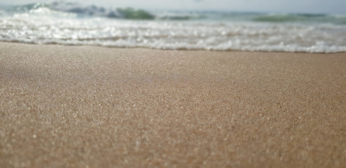 Wellen brechen am atlantischen Ozean in Frankreich Close up