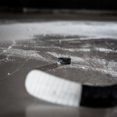 Hokej na lodzie, hokeista gra, odbicie krążka - obrazy, fototapety, plakaty