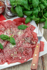 carppaccio de boeuf dans une assiette