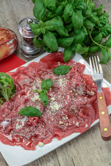 carppaccio de boeuf dans une assiette