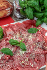 carppaccio de boeuf dans une assiette