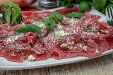carppaccio de boeuf dans une assiette