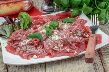 carppaccio de boeuf dans une assiette