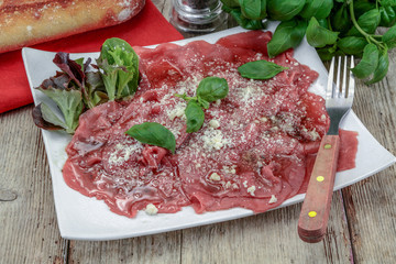 carppaccio de boeuf dans une assiette