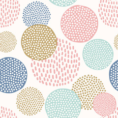 Scandinavisch naadloos patroon met kleurrijke gestippelde cirkels op witte achtergrond