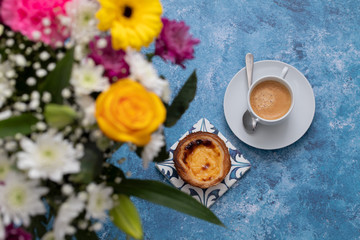 Obraz na płótnie Canvas beautiful flowers and coffee with pastel de nata