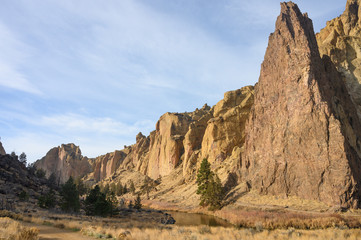 Fototapeta premium Rocks in a beautiful, beautiful canyon, desert river, Smith Rock