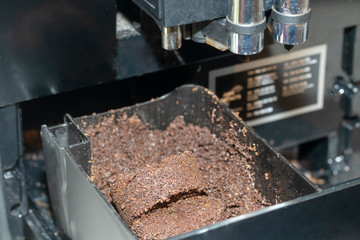 Behälter mit gemahlenen Kaffee reste 