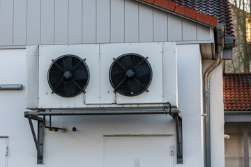 Klimaanlage an einer Hauswand