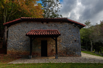 Fototapeta na wymiar little hermitage in the north of spain