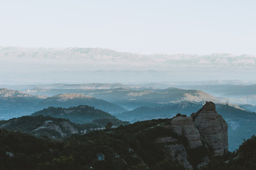 Fototapeta premium Paisaje de amanecer con neblina suave